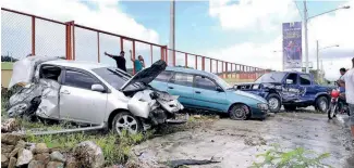  ?? KARINA JIMÉNEZ ?? Siete personas resultaron heridas en el accidente múltiple ocurrido ayer en la autopista 6 de Noviembre, próximo a la entrada de Hatillo, San Cristóbal, tras el conductor de una patana perder el control y chocar 10 vehículos.