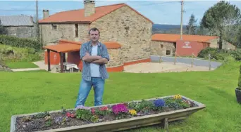  ?? [FORXÁN] ?? Xosé Calvo en el exterior de su establecim­iento rural, Casa do Ghabino, el único de Santa Comba