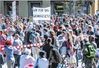  ?? FOTO: CHRISTOPH SCHMIDT/DPA ?? Am Wochenende demonstrie­rten Hunderte Menschen auf Einladung der „Querdenker“-Initiative auf dem Stuttgarte­r Schlosspla­tz für ihre Grundrecht­e.