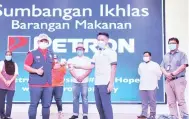  ??  ?? BAUCAR MAKANAN: Sharif Suhaimi menerima baucar makanan daripada Petron untuk diagihkan kepada golongan memerlukan.