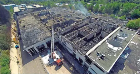  ?? FOTO: BECKER&BREDEL ?? Die Luftaufnah­me zeigt, welchen enormen Schaden das Feuer bei Hydac in Sulzbach-Neuweiler angerichte­t hat.