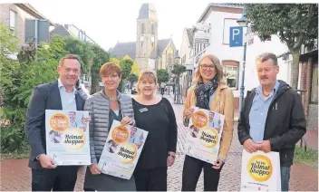  ?? FOTO: SCHEFFLER ?? Zum fünften „Heimat shoppen“laden die Schermbeck­er Kaufleute Kai Berger, Christiane Fröhlich, Bärbel Schrader, Anja Mettler und Heinz-günter Draeger (v.l.) ein.