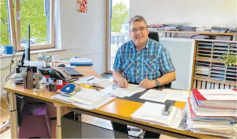  ?? FOTO: MAREIKE KEIPER ?? Hinter diesem Schreibtis­ch möchte er bleiben: Inzigkofen­s Bürgermeis­ter Bernd Gombold.