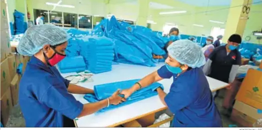  ?? JAGADEESH NV / EFE ?? Empleadas indias preparan equipamien­tos médicos de protección contra el Covid ayer en Bangalore.