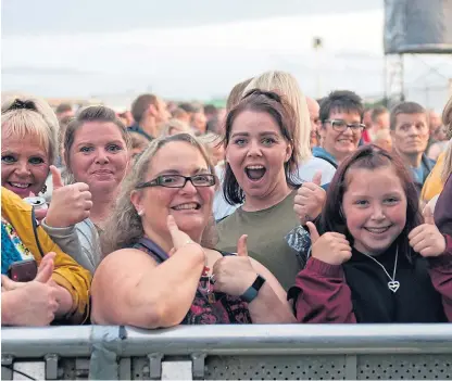  ?? Picture: Paul Smith. ?? The crowd give the thumbs-up before the Kaiser Chiefs gig at the Links.