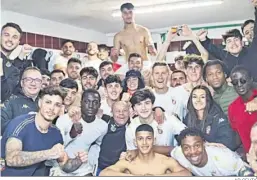  ?? AD CEUTA ?? Los jugadores del Ceuta B celebran en el vestuario su triunfo.
