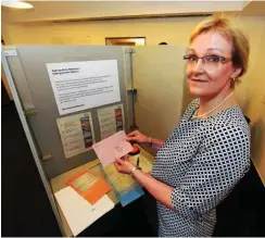 ?? Foto: nd/Ulli Winkler ?? Landeswahl­leiterin Petra Michaelis-Merzbach in der Briefwahls­telle