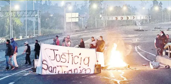  ??  ?? El enojo de los habitantes mexiquense­s por los presuntos abusos de la policía capitalina llevó a que cerraran la autopista desde el domingo en la noche hasta ayer.