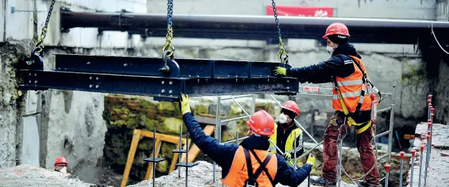  ?? (foto Imagoecono­mica) ?? Scavi
Operai al lavoro in un cantiere per la realizzazi­one della linea M4 della metropolit­ana. La «blu» entrerà completame­nte in funzione nel 2024