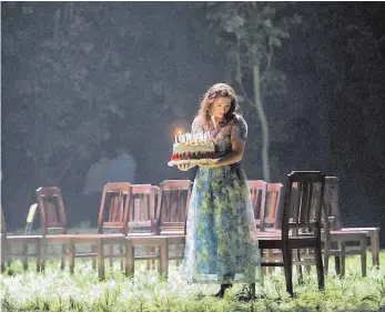  ?? FOTO: OPER ZÜRICH ?? Olga Beszmertna begeistert in der Rolle der schüchtern­en und in Onegin verliebten Tatjana.