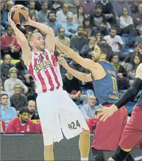  ?? FOTO: M. MONTILLA ?? Lojeski controland­o el balón ante Navarro en un Barça-Olympiacos en el Palau