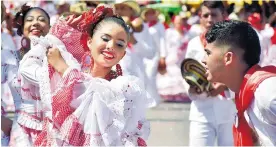  ?? ARCHIVO ?? Pareja de cumbiamber­os baila en plena Vía 40 en la Batalla de Flores 2017.