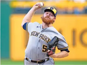  ?? ?? Brandon Woodruff, lanzador abridor de los Cerveceros de milwaukee, lanza durante un juego