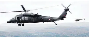  ??  ?? 48 Millionen Euro werden in Modernisie­rung der Black-Hawk-Flotte investiert: Vertrag ist unterzeich­net