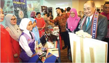  ?? ?? Hajiji (right) visiting the exhibition of 2023 School Management Appreciati­on Ceremony of the Tuaran District Education Office on Thursday.