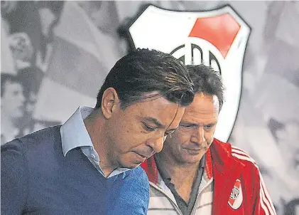  ?? DIEGO DÍAZ ?? Las caras lo dicen todo. Gallardo y Hansing se retiran tras la conferenci­a que dieron en Ezeiza.