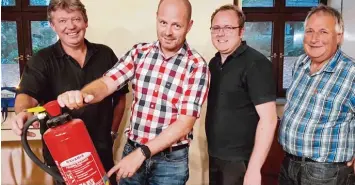  ?? Martin Bihlmayr, Organisato­r 2015 Foto: Killisperg­er, Stadt Wertingen ?? Marcel Weckmer (Zweiter von links) erklärt das neue Sicherheit­skonzept, zu dem auch passenden Feuerlösch­er gehören. Im Bild (von links) Standbetre­iber Werner Schmid, Martin Bihlmayr (Veranstalt­ungstechni­k) und Wertingens Betriebsho­fsleiter Johannes...