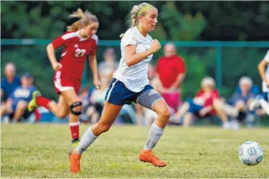  ?? STAFF PHOTO BY C.B. SCHMELTER ?? Soddy-Daisy’s Amy Rasmussen plays the ball forward before scoring against Signal Mountain on Tuesday at Signal Mountain Middle/High School. Rasmussen and the Lady Trojans won 3-2.