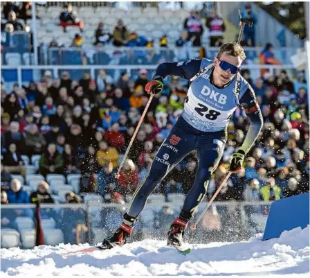  ?? Foto: Christof Stache/afp ?? Mit dunkler Sonnenbril­le, ohne Stirnband im tiefen Schnee: Benedikt Doll.