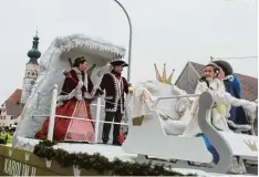  ??  ?? Das kleine und große Prinzenpaa­r der Hallo Wach grüßt die Besucher.