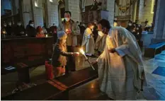  ?? Foto: Annette Zoepf, pba ?? In der Osternacht wurde im Hohen Dom das Osterlicht verteilt.