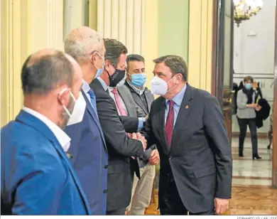  ?? FERNANDO VILLAR / EFE ?? El ministro Luis Planas saluda a los representa­ntes del sector pesquero, antes de la reunión mantenida ayer.