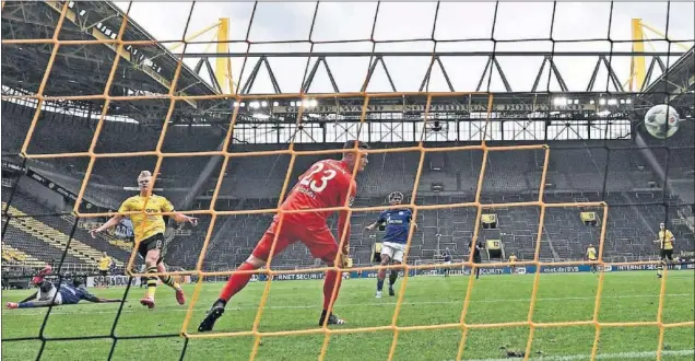  ??  ?? Haaland definió como un nueve puro en el primer gol del Borussia en la victoria por 4-0 al Schalke, en la reanudació­n del campeonato alemán.