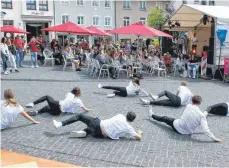  ??  ?? Für die Breakdance Truppe „Ecstatic“der Tanzschule Geiger war gar die Bühne zu klein.