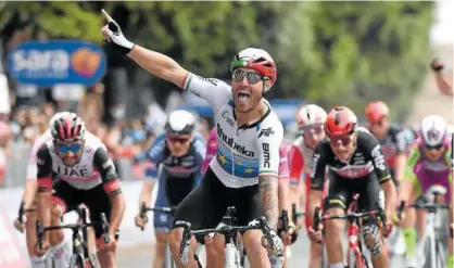  ?? Foto: Efe ?? El italiano Giacomo Nizzolo celebra su triunfo en la ‘volata’ de Verona.