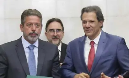  ?? DIVULGAÇÃO ?? presidente da Câmara elogiou o ato do ministro da Fazenda, Fernando Haddad, de entregar pessoalmen­te o texto da regulament­ação ao Congresso