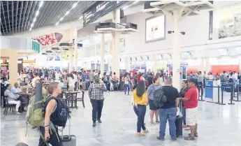  ??  ?? TRÁFICO. Por el aeropuerto Ramón Villeda Morales circularon más de 997 mil viajeros en 2017.