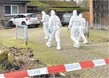  ?? FOTO: HELEN HOFFMANN/DPA ?? Beamte der Spurensich­erung gehen zu einem Einfamilie­nhaus in der Gemeinde Scheeßel. Ein Bundeswehr­soldat steht im Verdacht, vier Menschen im niedersäch­sischen Landkreis Rotenburg (Wümme) erschossen zu haben.