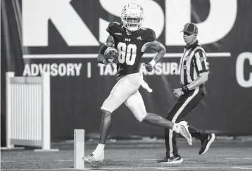  ?? DANIEL A. VARELA dvarela@miamiheral­d.com ?? FIU wide receiver Kris Mitchell scores one of his two touchdowns during the fourth quarter of the Panthers’ 38-37 overtime victory against Bryant University at Riccardo Silva Stadium on Thursday.