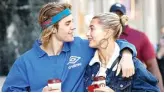  ?? SPLASHNEWS­COM ?? MR & MRS: Justin Bieber (kiri) mengisyara­tkan akan merilis album baru setelah hiatus.