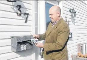  ?? MITCH MACDONALD/THE GUARDIAN ?? Jamie Larkin leaves a brochure at a Hillsborou­gh home while campaignin­g for mayor of Charlottet­own on the weekend.