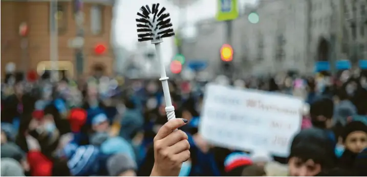  ?? Foto: Mikhail Tereshchen­ko/Tass, dpa ?? In vielen Städten hielten Demonstran­ten Klobürsten in die Höhe – eine Anspielung darauf, dass im Badezimmer von Putins Riesenpala­st eine italienisc­he Klobürste im Wert von 700 Euro stehen soll.