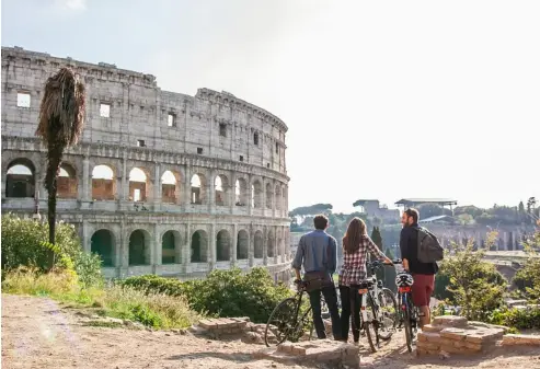  ?? TFILM/Getty Images ?? People travelling to Italy by plane still have to wear a mask en route.