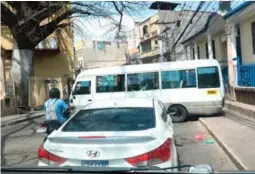  ?? FOTO: ALEX PÉREZ ?? La gente tuvo que esperar más de 15 minutos mientras el conductor intentaba maniobrar para dar la vuelta en esta estrecha calle.