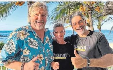  ?? ?? Hape Kerkeling, Karin Lischka und Rick Kavanian bei Dreharbeit­en für „Club Las Piranjas“auf Mauritius