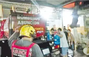  ??  ?? Los bomberos voluntario­s de Asunción y Luque y los vecinos del barrio Tacumbú ayudaron anoche a los funcionari­os de la Essap en la provisión de 11.000 litros de agua potable en la penitencia­ría.