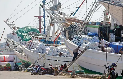  ?? AHMAD KHUSAINI/JAWA POS ?? MASIH SIBUK: Aktivitas di Dermaga Kalimas kemarin. Masih banyak kapal yang berlabuh di lokasi tersebut.