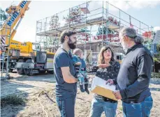  ?? FOTO: BAUHERREN-SCHUTZBUND E. V. ?? Eine gute Beratung und genaue Definition der Leistungen sind für die Auswahl einer Baufirma wichtig. Auch ein Baubegleit­er kann beim Projekt Hausbau unterstütz­en.