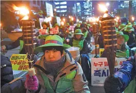  ??  ?? Sul-coreanos têm ido às ruas para pedir a saída da atual presidente