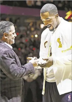  ?? GETTY ?? J.R. Smith picks up championsh­ip ring before victory over his former team.