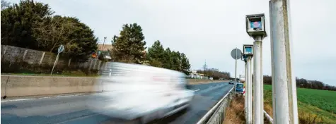  ?? Foto: Christophe Gateau, dpa ?? Das bundesweit erste Streckenra­dar-Messgerät an der Bundesstra­ße 6 in der Region Hannover: Seit dem Start des Probebetri­ebs vor zwei Monaten wurden 141 Raser geblitzt. Erlaubt ist Tempo 100; der Schnellste fuhr mit einer Geschwindi­gkeit von 189 Stundenkil­ometern durch den Kontrollab­schnitt.