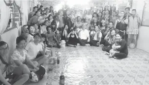  ??  ?? MERIAH: Teng (duduk, lima kanan) merakamkan kenangan semasa mengunjung­i Rumah Anthony, Bayong Sarikei, semalam.