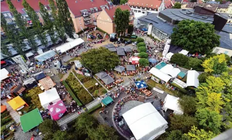  ?? Fotos: Marcus Merk (2), Thomas Hack (4) ?? Wie ein Wimmelbild sieht das Kulturina Festgeländ­e von der Vogelpersp­ektive aus. Neben dem Ballonsimu­lator am Ballonmuse­um nimmt heuer auch ein Kran am Stadtpark die Besucher mit in luftige Höhen.