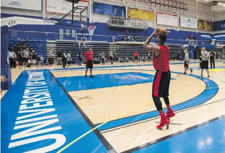  ?? DARREN STONE, TIMES COLONIST ?? Toronto Raptors players practise after opening their training camp Tuesday at the CARSA gym on the University of Victoria campus. The National Basketball Associatio­n squad’s star point-guard, Kyle Lowry, says he’s pleased to be “getting back into the...