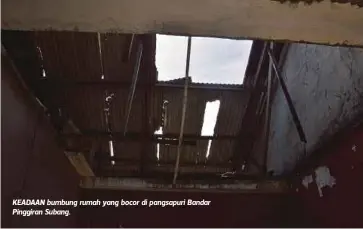  ??  ?? KEADAAN bumbung rumah yang bocor di pangsapuri Bandar Pinggiran Subang.