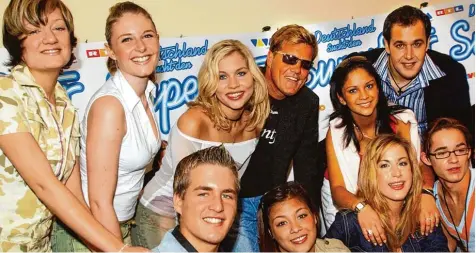  ?? Foto: Frank May, dpa ?? Vor mehr als 15 Jahren ließen sie sich noch als erste „DSDS“Generation feiern: (von oben links nach unten rechts) Juliette Schoppmann, Stephanie Bauckmayer, Nicole Süß milch, Juror Dieter Bohlen, Andrea Josten, Nektarios Bamiatzis, sowie Alexander Klaws, Vanessa Struhler, Gracia Baur und Daniel Küblböck.